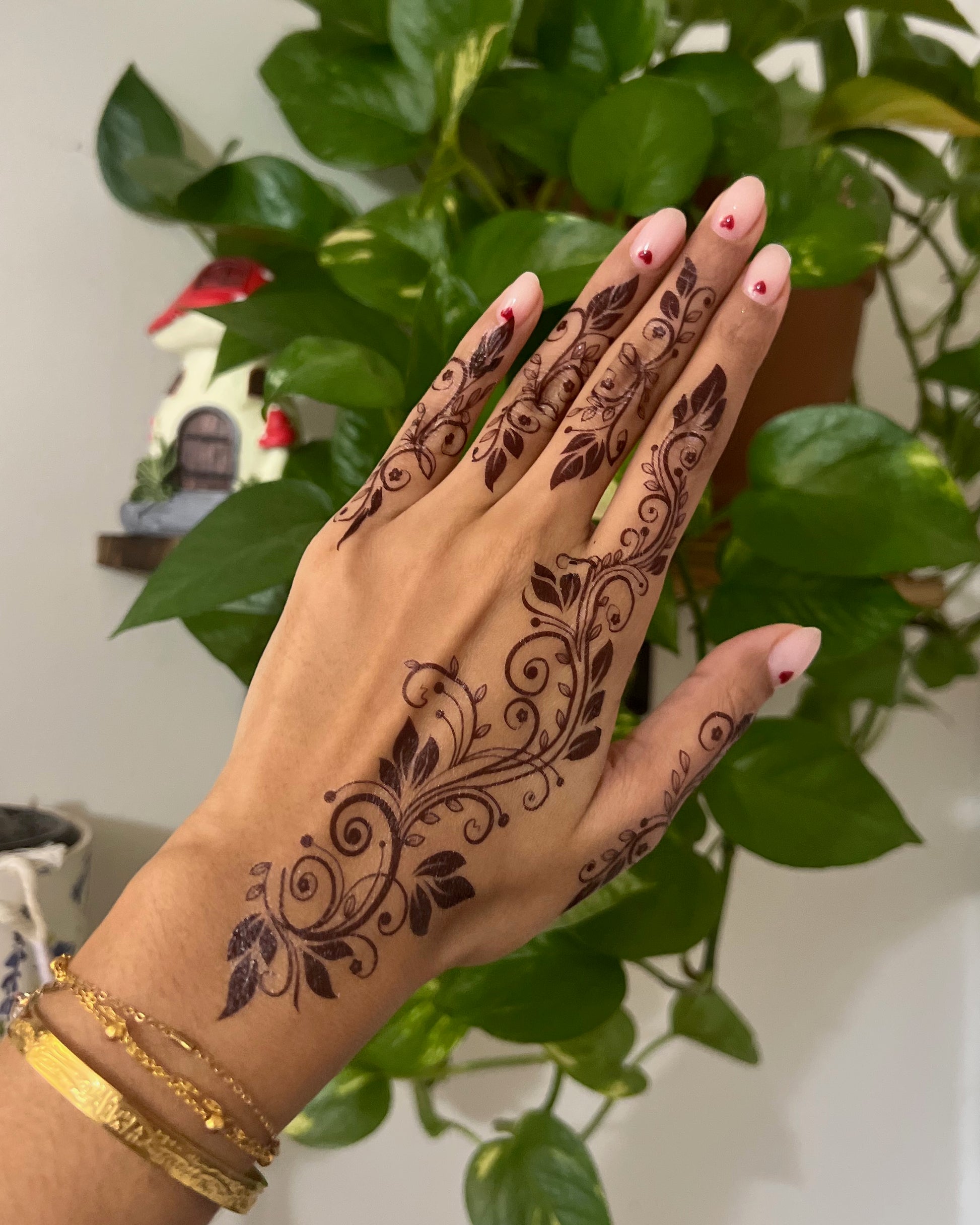 Henna Tattoo on Bride`s Hand.Moroccan Wedding Preparation Henna Party.  Temperate White Mehndi Stock Image - Image of ceremony, hands: 248390317